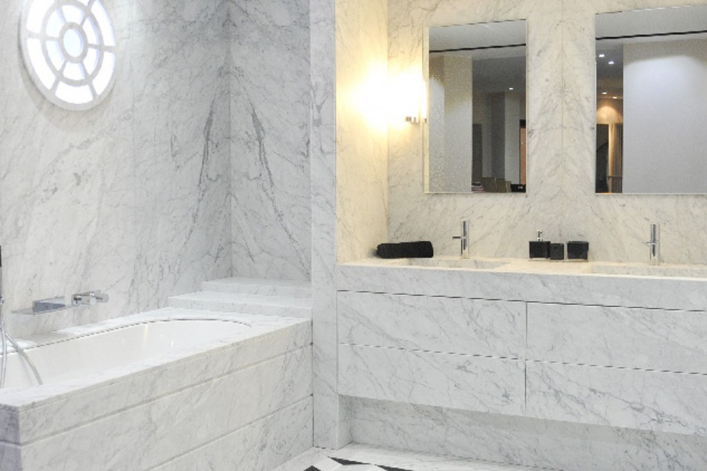 Salle de bain en marbre blanc statuaire
