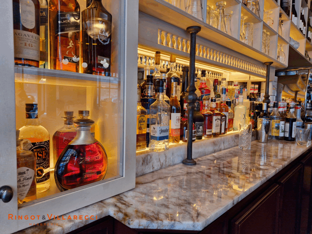 BOUTIQUES & RESTAURANTS
